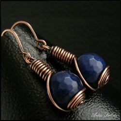 Brincos em fio de cobre com pérolas azuis facetadas
