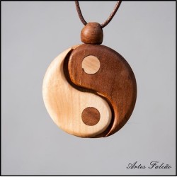Colar de madeira com símbolo do yang